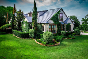 CRYSTAL PALACE SWAROVSKI HEIR AUCTIONS OFF 4M MANSION WITH A LIST NEIGHBOURS AND CRYSTAL LIGHTS
