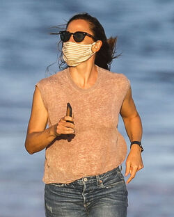 Jennifer Garner Is strolling the beach in Malibu after flirting with Bradley Cooper