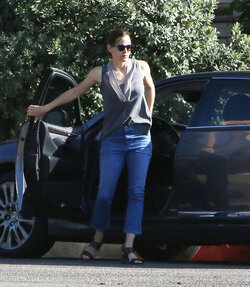 Jennifer Garner soaking on the sunshine while out with the girls