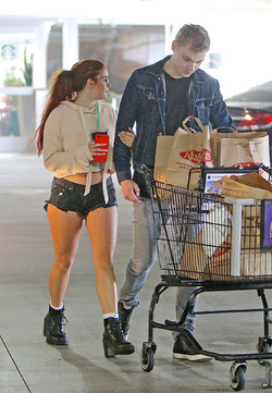 Ariel Winter Flaunts Legs Shows PDA With Boyfriend At Grocery Store Ariel Winter Flaunts Legs Shows PDA With Boyfriend At Grocery Store