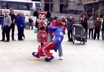 Spanish Police in Madrid have arrested two women pickpockets who used Minnie Mouse disguises to pickpocket tourist victims they posed for photos with.
