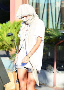 Bella Thorne Tries to Leave Katsura Incognito