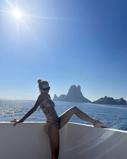 Rita Ora looks sensational as she flashes her ripped abs in Bikini Rita Ora looks sensational as she flashes her ripped abs in Bikini