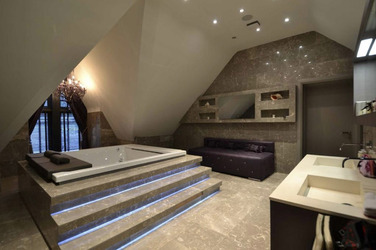 FORMER UNITED STAR FINDS BUYER FOR HIS HOME AFTER SEVEN YEARS AND SLASHING PRICE