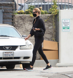 Rosie Huntington Whiteley Shows Off Her Supermodel Frame In All Black Workout Gear