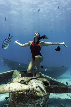 MEET THE REAL LIFE MERMAID WHO HOLDS HER BREATH FOR FOUR AND A HALF MINUTES TO SWIM IN THE DEEP WITH INCREDIBLE SEA CREATURES AND WRECKAGES