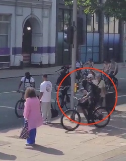 VIDEO Thief steals man s phone in broad daylight in blink and you ll miss it moment