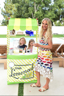 Dorit Kemsley Having fun with a Lemonade Stand With her Kids