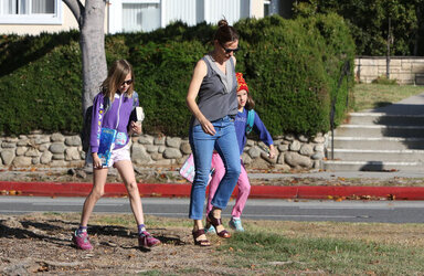 Jennifer Garner soaking on the sunshine while out with the girls
