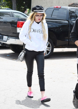 Is Bella Thorne Sending A Message To Scott Disick With This Hoodie 