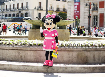 Spanish Police in Madrid have arrested two women pickpockets who used Minnie Mouse disguises to pickpocket tourist victims they posed for photos with.