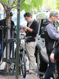 Zach Braff has Trouble With his Bike Lock