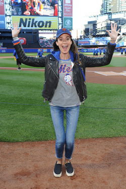 Dave Annable Throws Out First Pitch at Mets Game