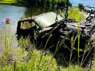 Divers find bones of mum and daughter who went missing 50 years ago in sunken car