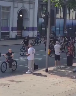 VIDEO Thief steals man s phone in broad daylight in blink and you ll miss it moment