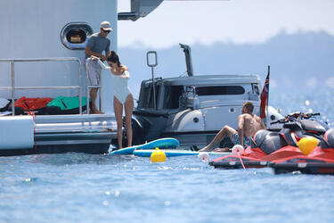 Kendall Jenner takes paddle board lessons in Cannes