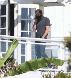 Ana de Armas pulls beau Ben Affleck s face mask down to give him a kiss as he visits her on set in Malibu Ana de Armas pulls beau Ben Affleck s face mask down to give him a kiss as he visits her on set in Malibu