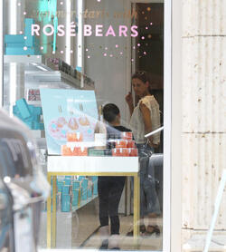 Katie Holmes shopping at high end candy store Sugarfina with her ballerina Suri Katie Holmes shopping at high end candy store Sugarfina with her ballerina Suri