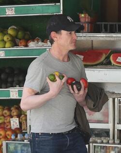 Billy Crudup buys 2 handfuls of fruit