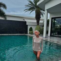 VIDEO Plane passenger spots DOG playing with ball in the clouds