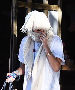 Bella Thorne Tries to Leave Katsura Incognito