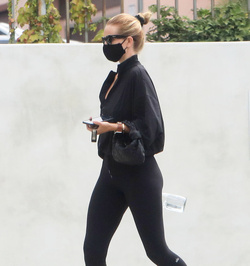Rosie Huntington Whiteley Shows Off Her Supermodel Frame In All Black Workout Gear