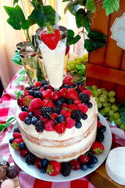 TALENTED BAKER CREATES CONTINUOUSLY POURING PROSECCOCAKE.....AND EVEN THE BOTTLES ARE EDIBLE
