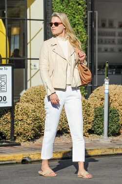 Ali Larter channels Jackie O while shopping