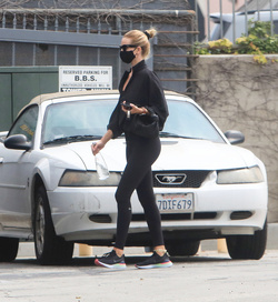 Rosie Huntington Whiteley Shows Off Her Supermodel Frame In All Black Workout Gear
