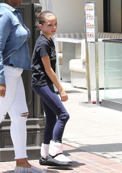 Katie Holmes shopping at high end candy store Sugarfina with her ballerina Suri Katie Holmes shopping at high end candy store Sugarfina with her ballerina Suri