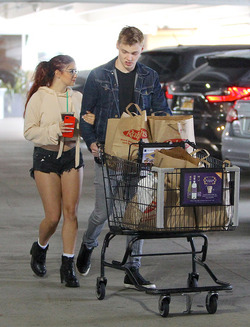 Ariel Winter Flaunts Legs Shows PDA With Boyfriend At Grocery Store Ariel Winter Flaunts Legs Shows PDA With Boyfriend At Grocery Store