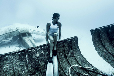 MEET THE REAL LIFE MERMAID WHO HOLDS HER BREATH FOR FOUR AND A HALF MINUTES TO SWIM IN THE DEEP WITH INCREDIBLE SEA CREATURES AND WRECKAGES
