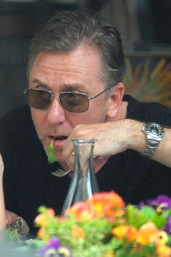 Tim Roth and wife enjoy lunch