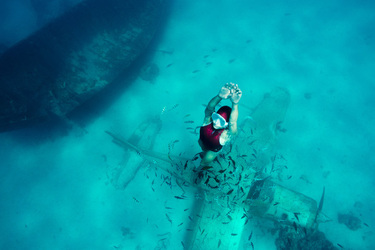 MEET THE REAL LIFE MERMAID WHO HOLDS HER BREATH FOR FOUR AND A HALF MINUTES TO SWIM IN THE DEEP WITH INCREDIBLE SEA CREATURES AND WRECKAGES