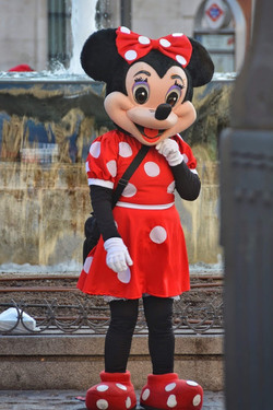 Spanish Police in Madrid have arrested two women pickpockets who used Minnie Mouse disguises to pickpocket tourist victims they posed for photos with.