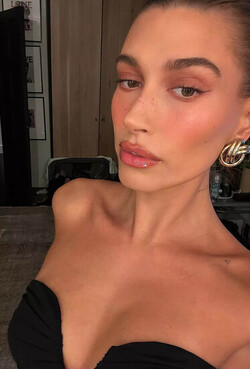 Hailey Bieber selfie Hailey Bieber selfie