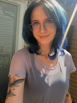 Woman goes viral renting entire CINEMA screen to play video games with mates Woman goes viral renting entire CINEMA screen to play video games with mates