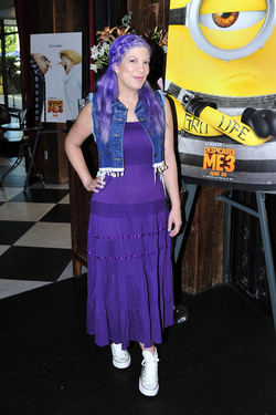 Tori Spelling shows of her new purple hair