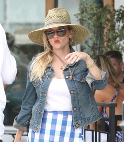 Reese Witherspoon Looking Cute On A Day Date With Hubby Jim Toth