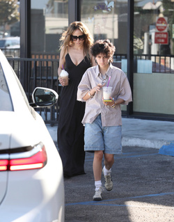 Jennifer Lopez Treats Emme To Coffee Bean Following Melrose Shopping Spree