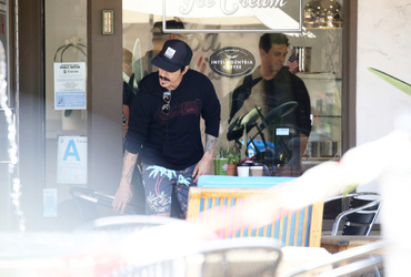 Doting dad Anthony Kiedis cuddles with son Everly Bear during lunch outing Doting dad Anthony Kiedis cuddles with son Everly Bear during lunch outing