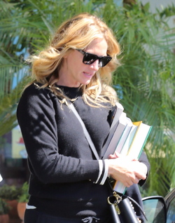 Julia Roberts Takes The Kids Shopping For Books In Calabasas Julia Roberts Takes The Kids Shopping For Books In Calabasas