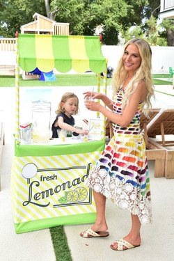 Dorit Kemsley Having fun with a Lemonade Stand With her Kids