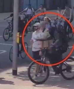 VIDEO Thief steals man s phone in broad daylight in blink and you ll miss it moment