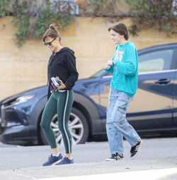 Jennifer Garner Enjoys Quality Time With 16 Year Old Fin Ahead Of Super Bowl Sunday