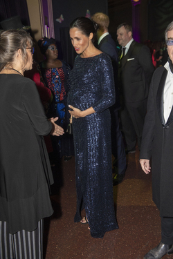 Meghan Markle can t stop cradling her bumpt at the Cirque du Soleil premiere