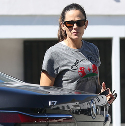 Jennifer Garner shines day of her ex Ben Affleck divorce