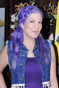 Tori Spelling shows of her new purple hair
