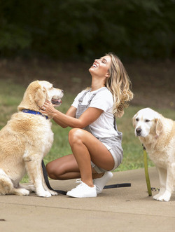 Jessie James Decker Walking her Dogs