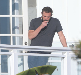 Ana de Armas pulls beau Ben Affleck s face mask down to give him a kiss as he visits her on set in Malibu Ana de Armas pulls beau Ben Affleck s face mask down to give him a kiss as he visits her on set in Malibu